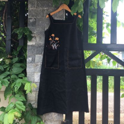 Ảnh của Đầm cổ vuông sát nách 2 túi thêu đen