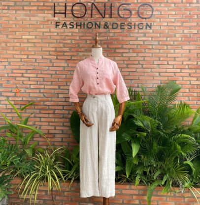 Ảnh của Set bộ linen tưng áo cổ trụ V tay lửng hồng đào quần dài 1 ly be kem
